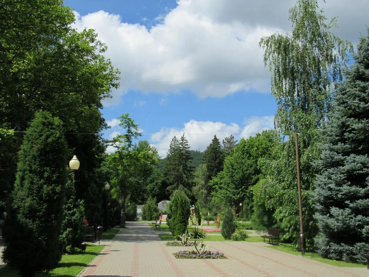 Оранжевый парк горячий ключ. Курортный парк горячий ключ. Горячий ключ санаторный парк. Городской парк горячий ключ. Целебный парк горячий ключ.