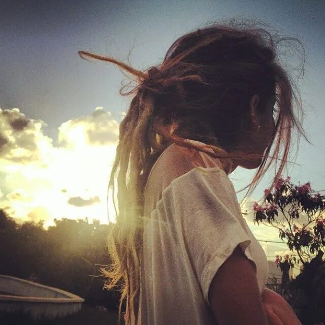 Девушки на аву без лица. Картинки девочки без лица. Девушка сзади. Девушка со спины. Девушка прикрывает лицо.