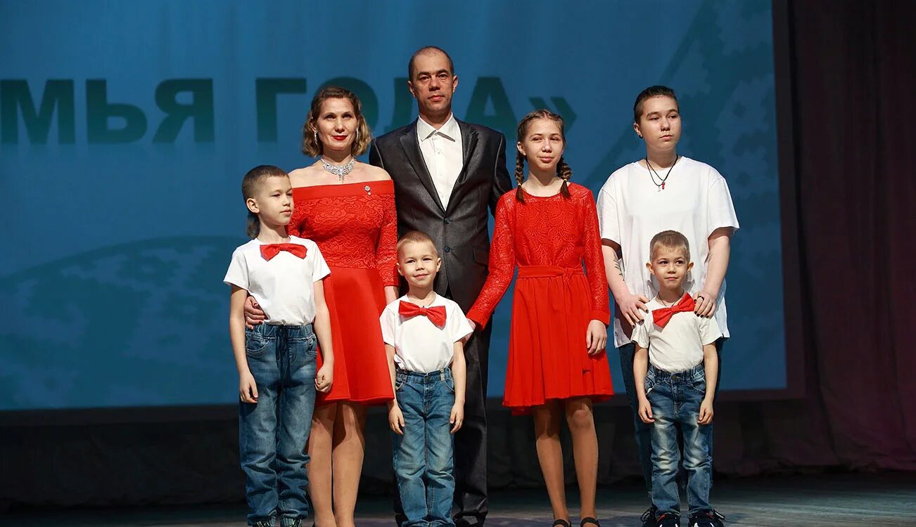 Ребенок в семье. Семья тимофеевых. Семья губернатора красноярского края. Год семьи 2024 красноярский край. Год семьи чита.