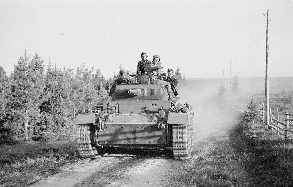 Немецкие танковые группы. Танки вермахта 1941. PZ III 1941. Германские танки 1941 года. Немецкая танковая колонна (PZ Kpfw III),.