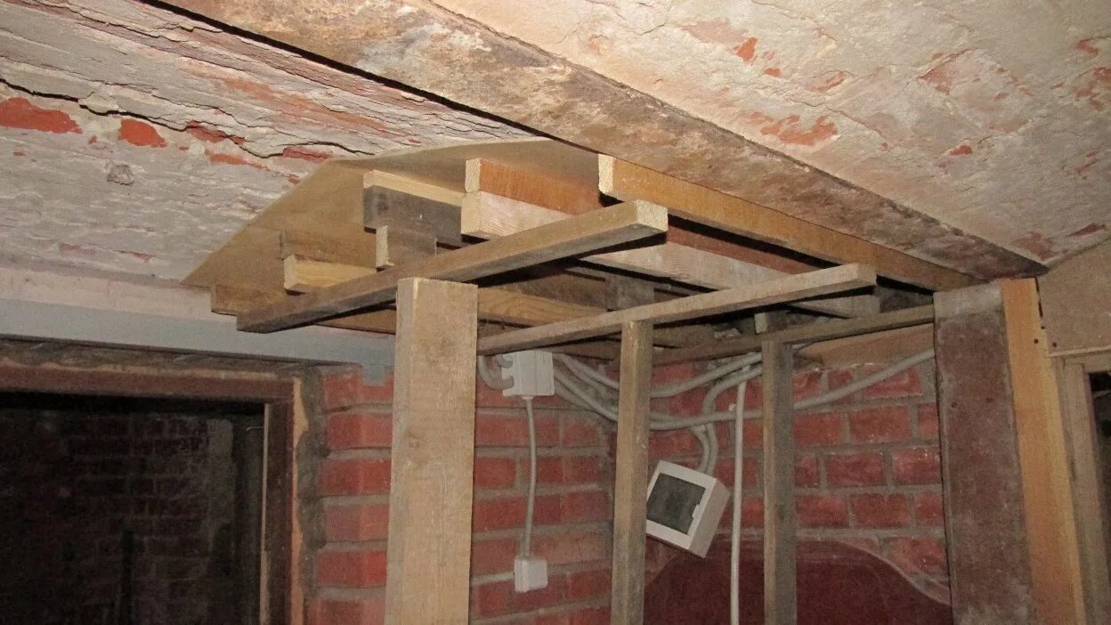 Как укрепить потолок. Усиление деревянных перекрытий. Усиление балки межэтажного перекрытия. Как укрепить потолок. Усиление потолочной балки.