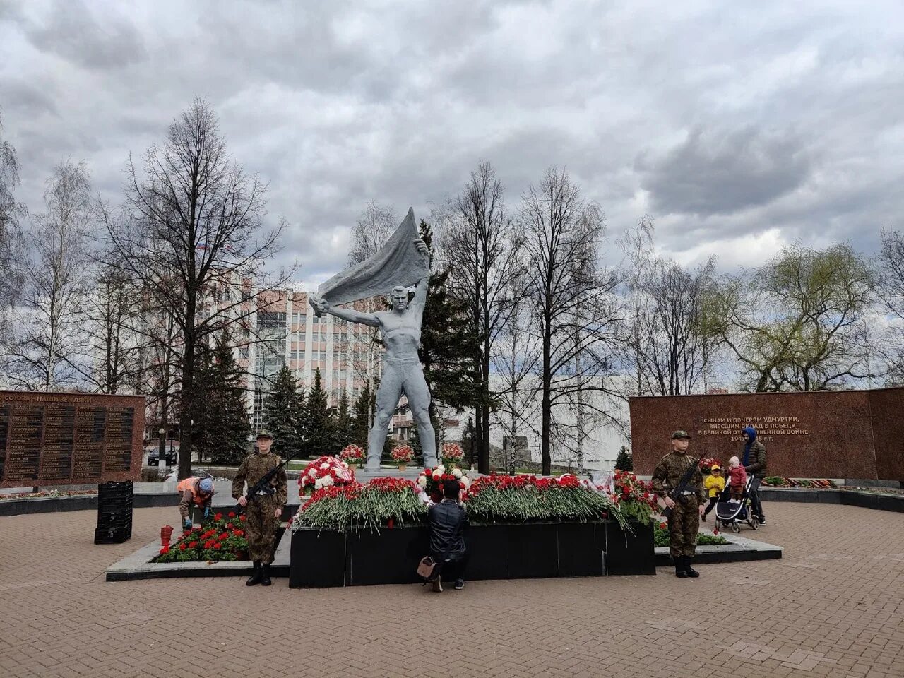 Монумент боевой славы Ижевск. Ижевск монумент боевой и трудовой. Памятник боевой и трудовой славы Ижевск. Карлутская площадь Ижевск.