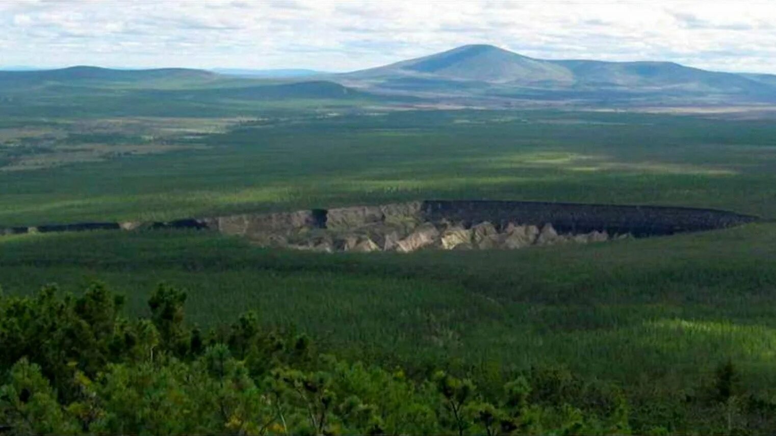 Кратер батагайка в восточной сибири. Батагайка фото. Батагайский разлом якутия. Батагайка фото. Батагайский разлом якутия.