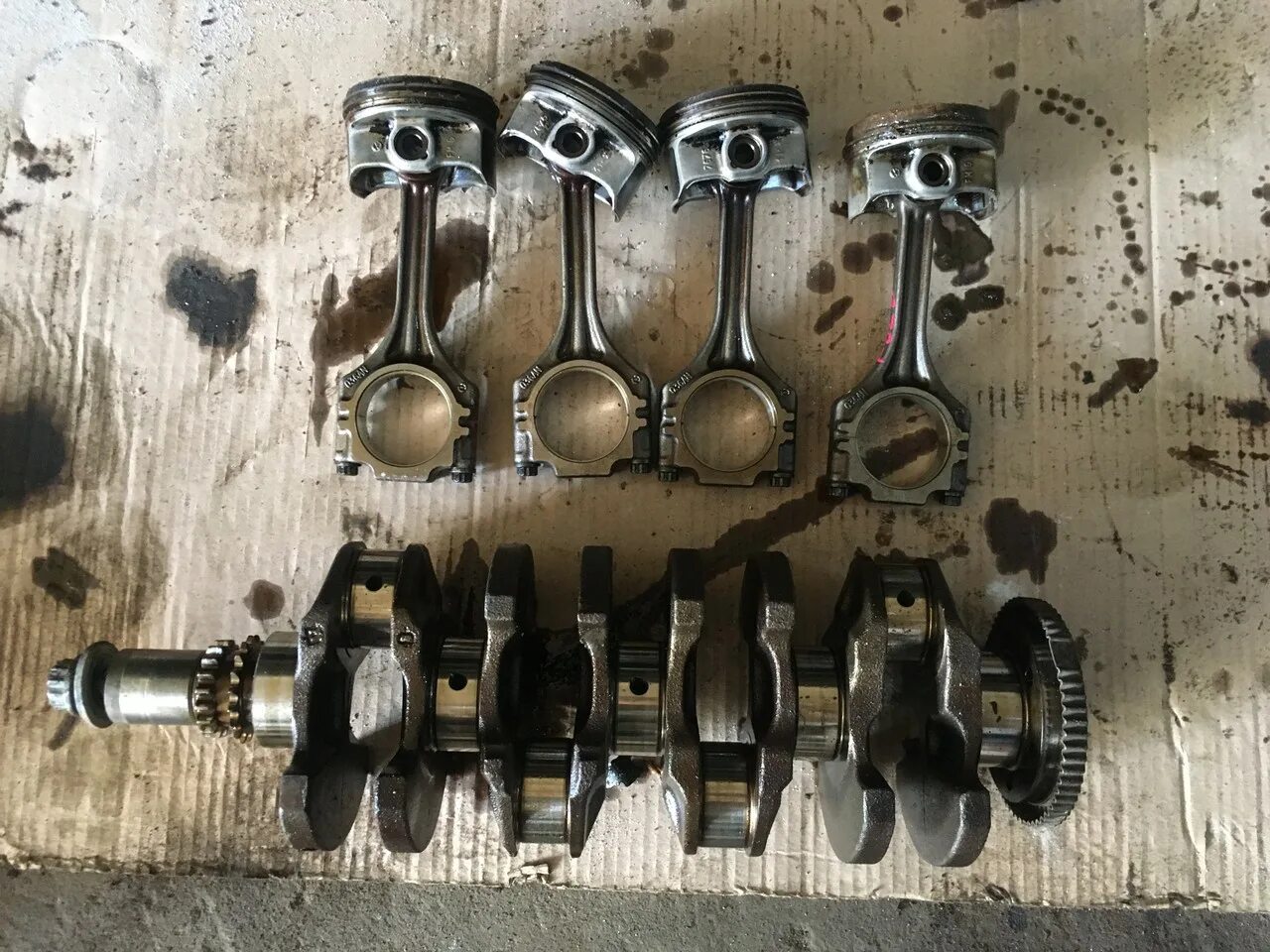 Коленвал поршневая. Коленчатый вал 6 цилиндрового двигателя. Поршень шатун коленвал. Коленвал поршневая. Коленвал двигателя внутреннего сгорания.