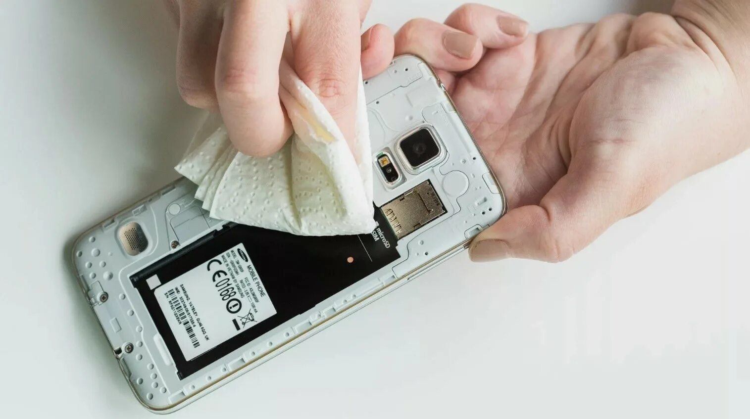 Что делаьбесли утопил телефон. Как починить телефон если он упал. Что делать если смартфон упал в воду. Что делать если телефон. Как починить телефон если он упал.