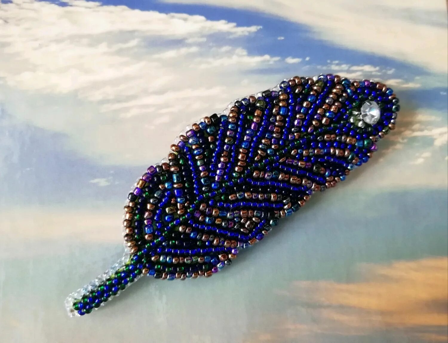 Брошь стрелец из бисера и камней. Стрела из бисера. Стрела из бисера. Фигурки из бисера "сердечко". Брошь бисер совушка.