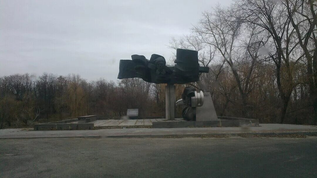 Погода б мартыновка 14. Памятник Думенко большая Мартыновка. Памятник б м Думенко. Памятник Думенко Веселовский район Ростовская область. Памятник Думенко Веселовский район.