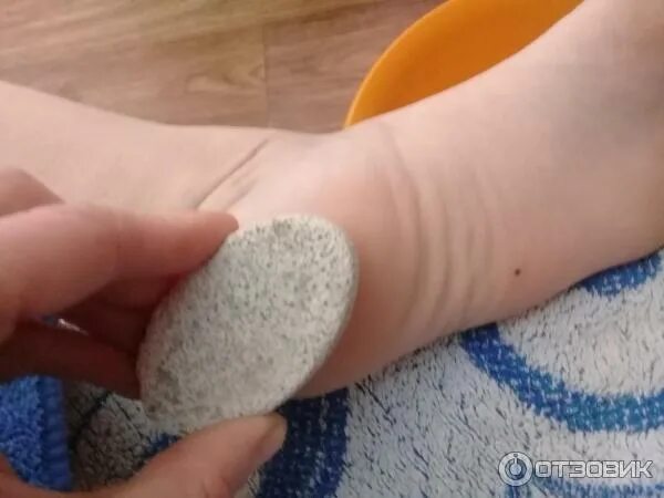Как почистить пятки от огрубевшей. Нанопемза для ороговевшей кожи ног. белая резиновая кожа на ноге. очистить пятки от огрубевшей кожи. камушек от огрубевшей кожи на пятках.