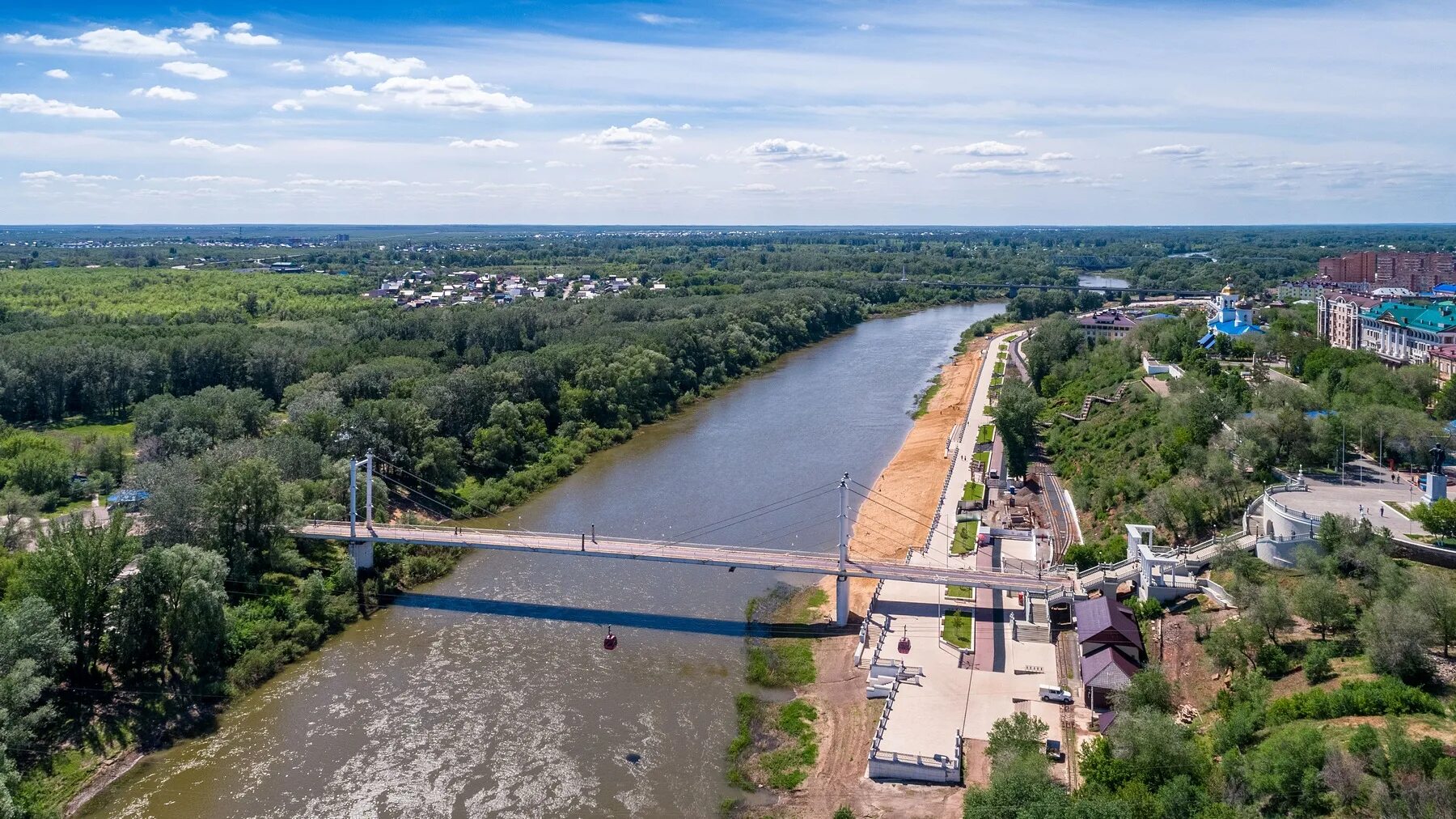 В оренбурге какой мост. Речка Урал в Оренбурге. Мост Европа Азия Оренбург. Мост через реку Урал в Оренбурге. Пешеходный мост через реку Урал Оренбург.