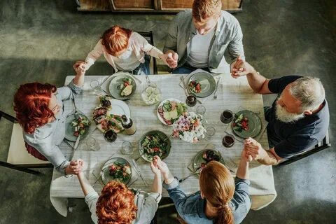 За круглым столом сидят мальчики и девочки