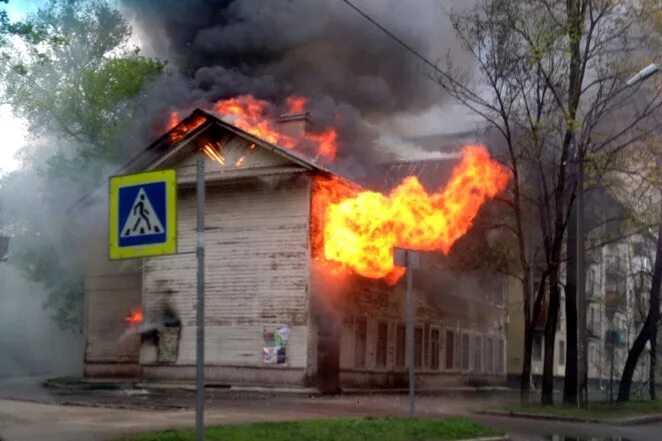 Пожар на ленинградской. Пожар на гатчинской улице. Пожар гатчина. Пожар в гатчине сегодня утром. Сгоревший дом в 2020 году гатчина.