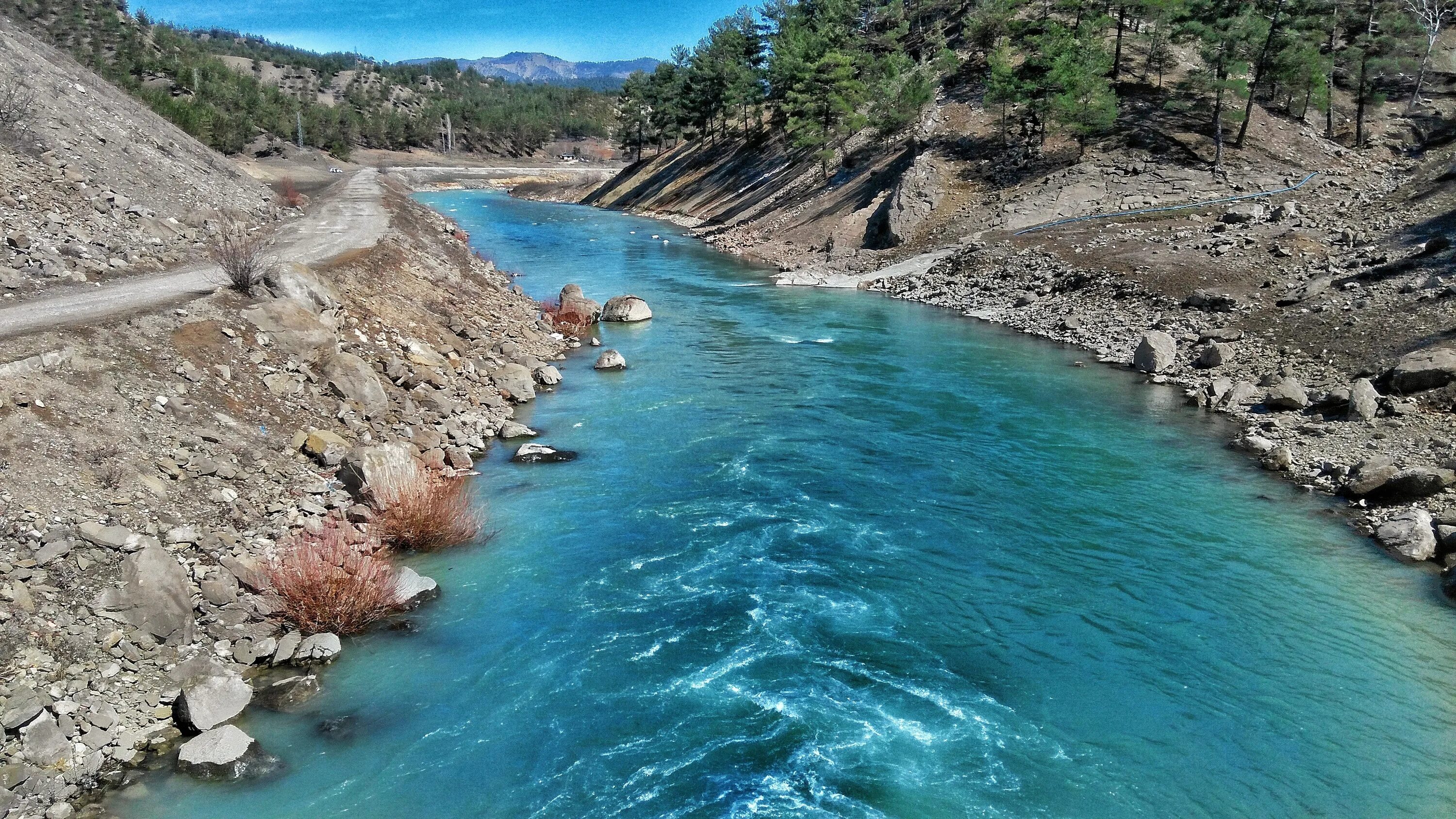 Текущая вода. Поток воды. Река - водная дорога. Пиньос (река).