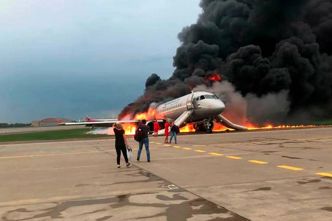 Теракт в аэропорту шереметьево. Авиакатастрофа в Шереметьево 2019. 5 Мая 2019 авиакатастрофа в Шереметьево. Суперджет 100 катастрофа. Крушение SSJ 100 В Шереметьево.