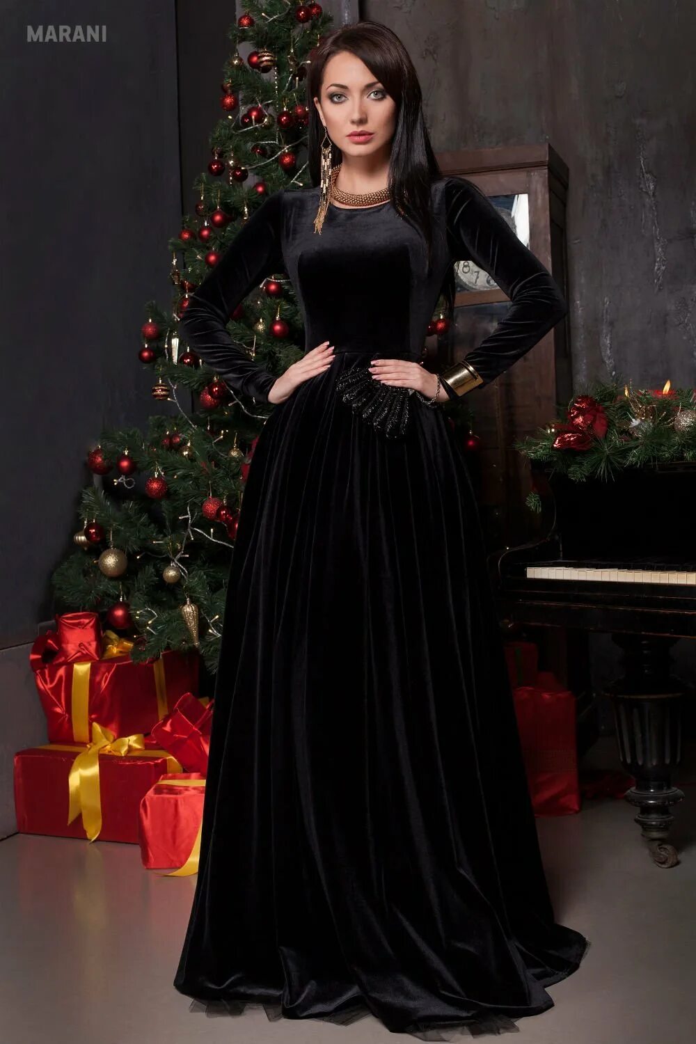 Платье длинное велюровая. Платье из бархата. Велюровые платья длинные. Черное бархатное платье длинное. Вечерние платья из велюра.