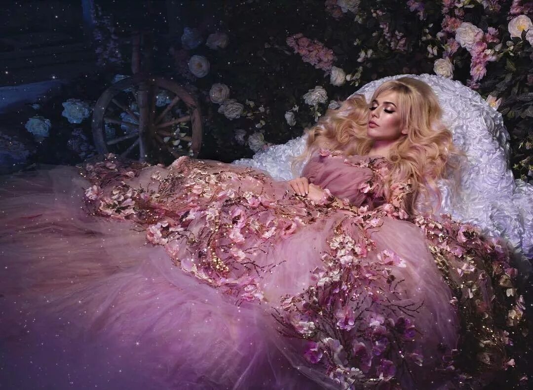 Эль фаннинг малефисента. Шоу насти кош. Барби принцесса и нищенка. Принцесса элси бурханеддин. Скарлетт йоханссон энни лейбовиц.