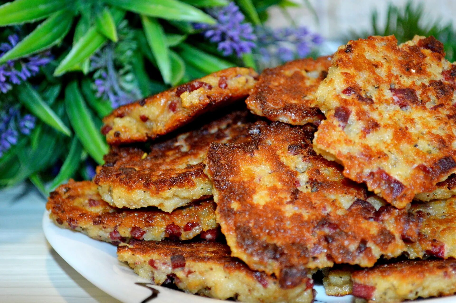 Гренки с колбасой и сыром на сковороде. Гренки. гренки с колбасой и сыром. гренки с колбасой. гренки с сыром.