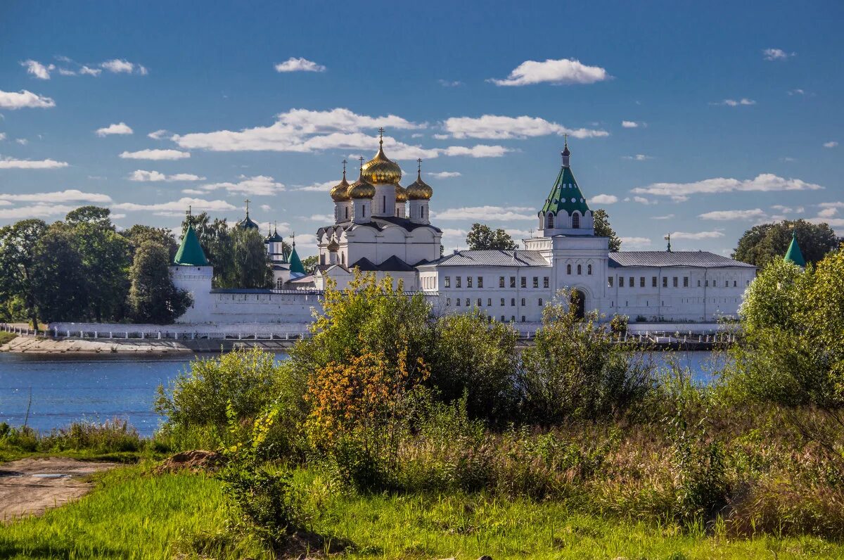 Ипатьевский монастырь сайт. Свято-Троицкий Ипатьевский монастырь в Костроме. Ипатьевский монастырь Кострома. Кострома Ипатьевский монастырь в Костроме. Кострома достопримечательности Ипатьевский монастырь.