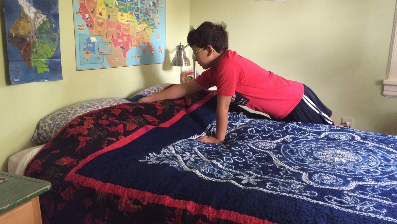 Не заправленная сыном постель. Заправленная кровать. Лагерь заправлять кровать. Ребенок заправляет кровать. Мальчик заправляет кровать.