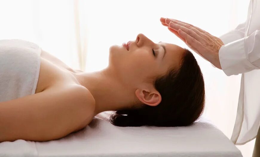 Massage up. Бесконтактный энергетический массаж. Исцеление массаж. Биоэнергетика массаж. Исцеляющий массаж.