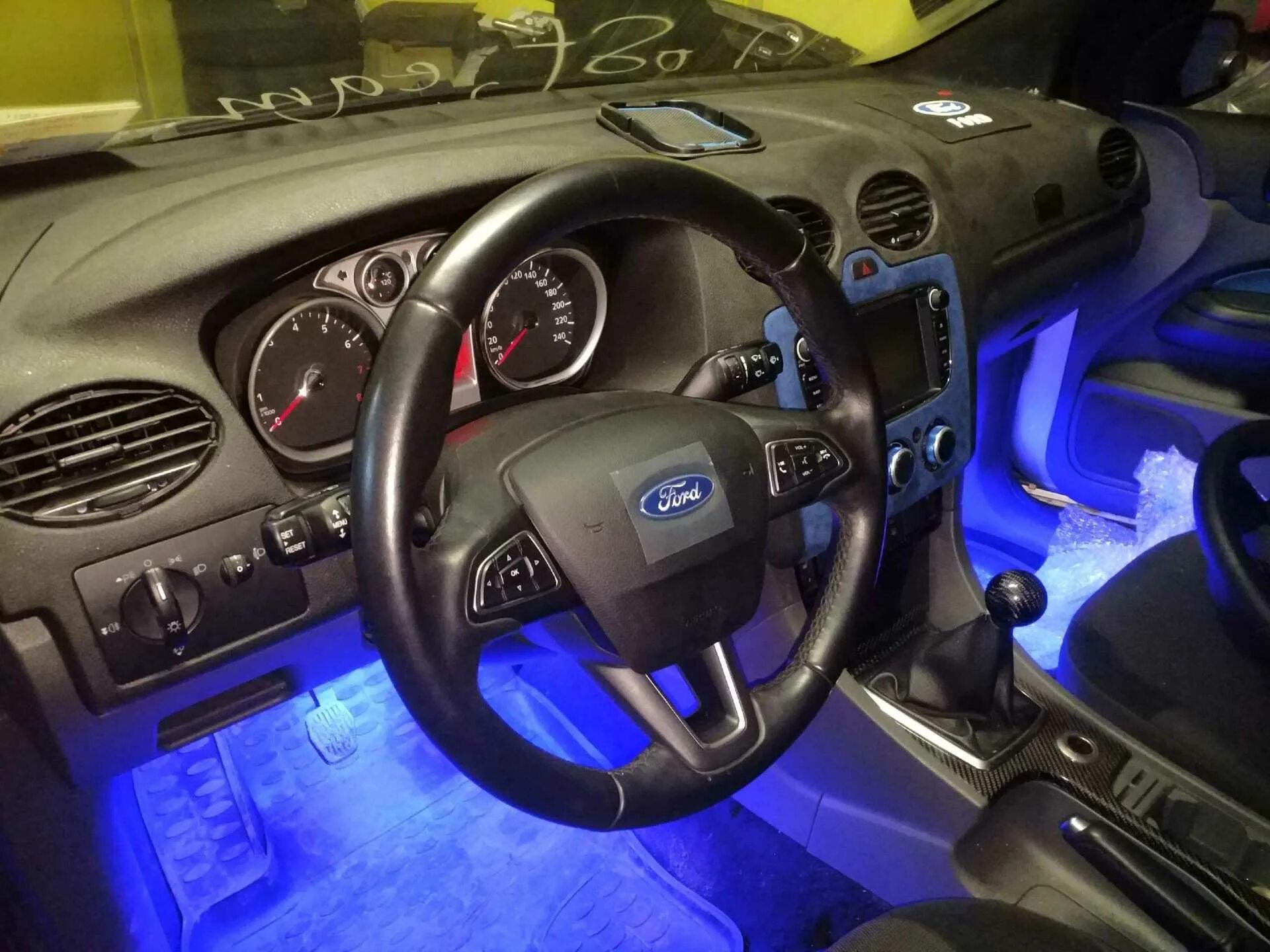 Ford focus 2 салон. Ford focus 2 тюнинг салона. Форд фокус 2 хэтчбек тюнинг салона. Красный салон форд фокус 2. Форд фокус 2 универсал салон.