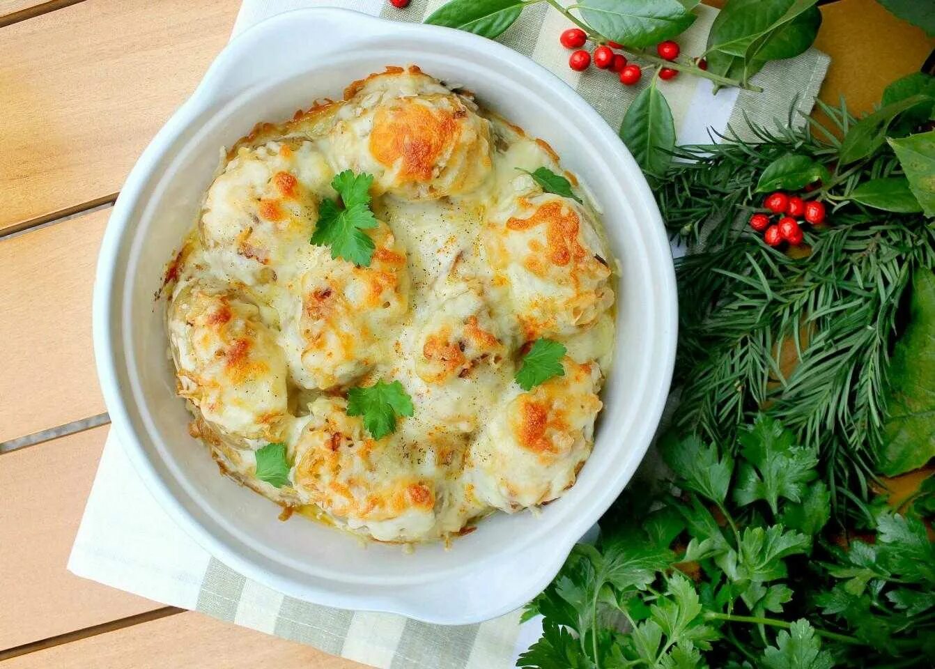 Картофель под сырной корочкой в духовке. Картошка под сыром и майонезом. Картошка под сыром в духовке. Картошка запеченная с майонезом.