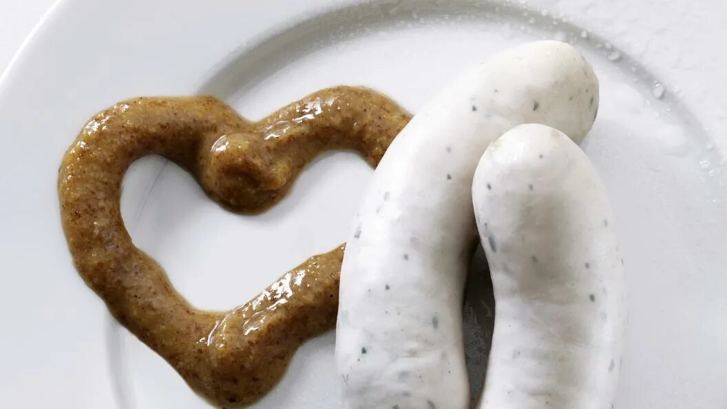 Мышка сосиска кашка какашка. Девушка ест сардельку. Сосиски какашка. Аня какашкина. Сосиски какашка.