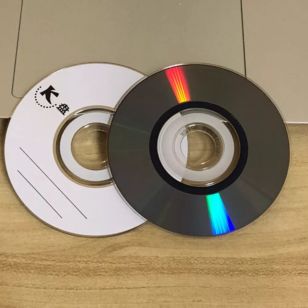 Диск маленького размера. Компактный диск. Компакт диск плеер. Диск mini cd-r 24x, 200mb, 8см. Маленький двд диск.