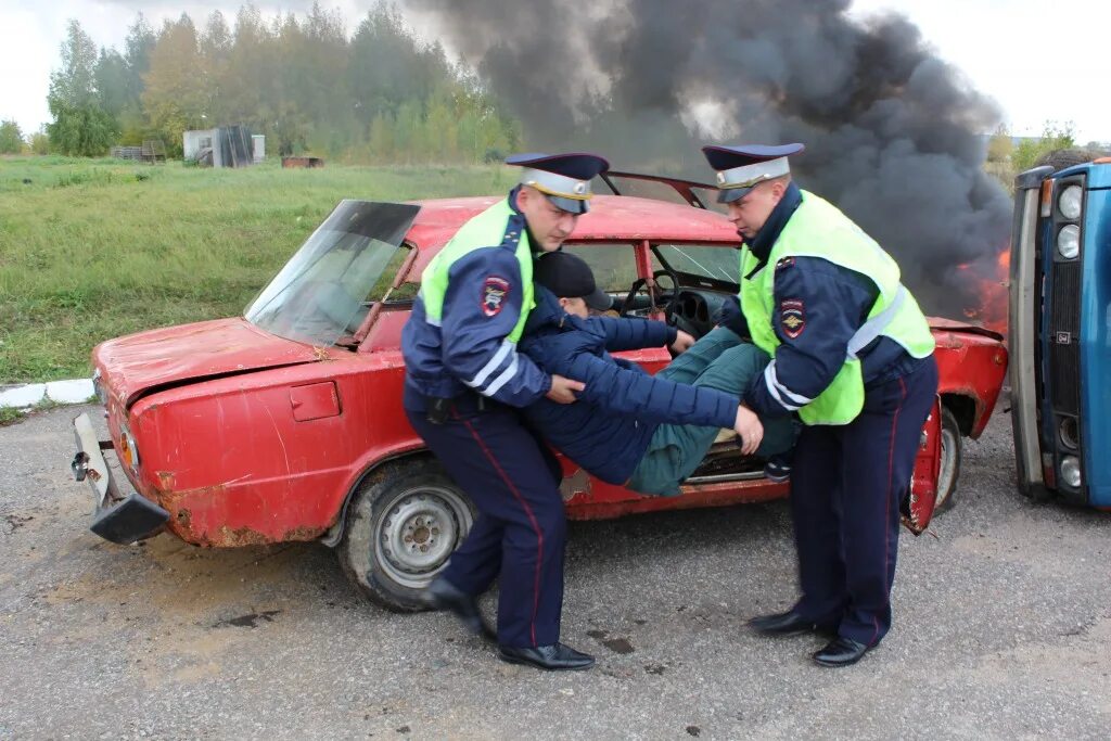 Полицейский спас ребенка. Спасатели и полиция. Полицейский спасает ребенка. Спасение людей полиция. Полиция для детей.