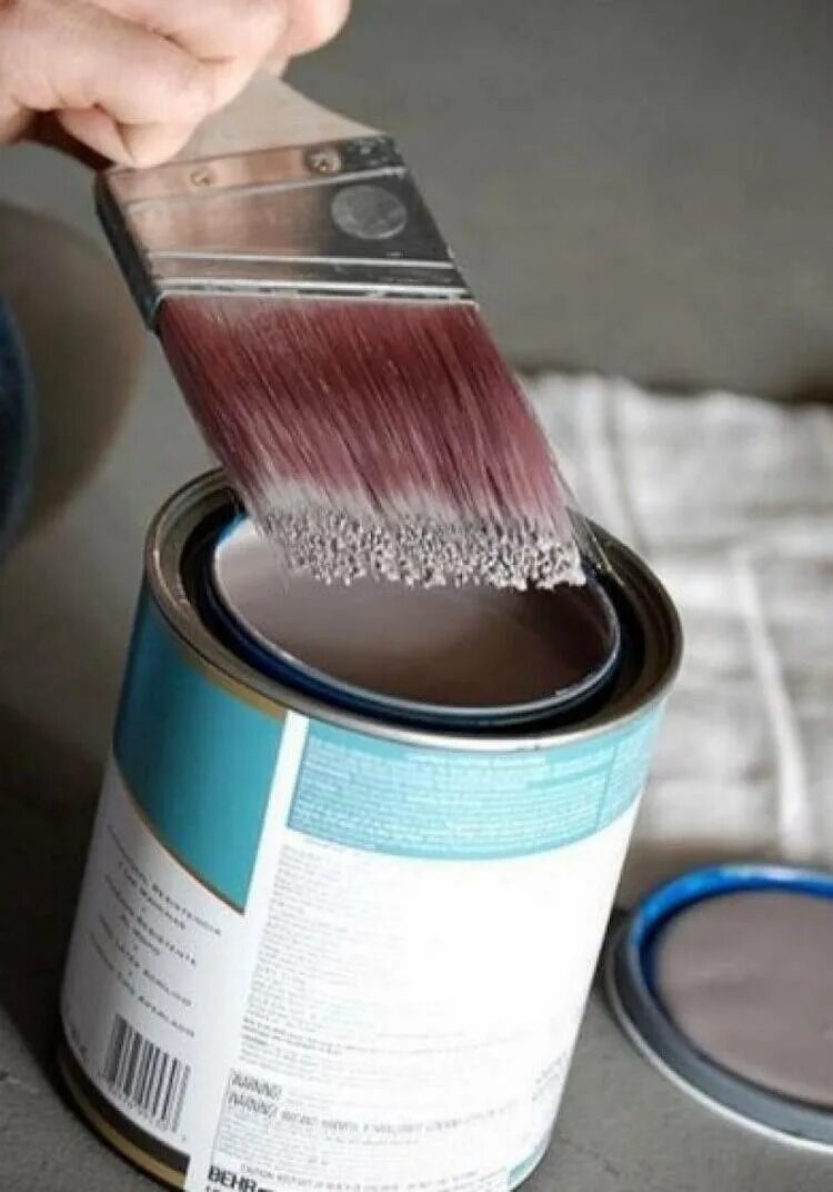Какими красками можно красить металл. Наждачка для подготовки к покраске. Покраска металла кистью. Шлифование грунтовки наполнителя. Кисти под покраску.