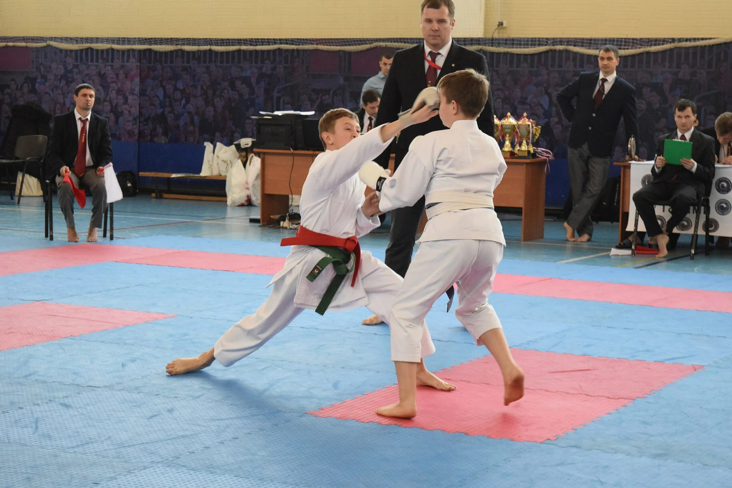 Единоборства юноши. Единоборство 6. Удар уширо гери в каратэ. Центр боевых искусств. Тхэквондо итф.