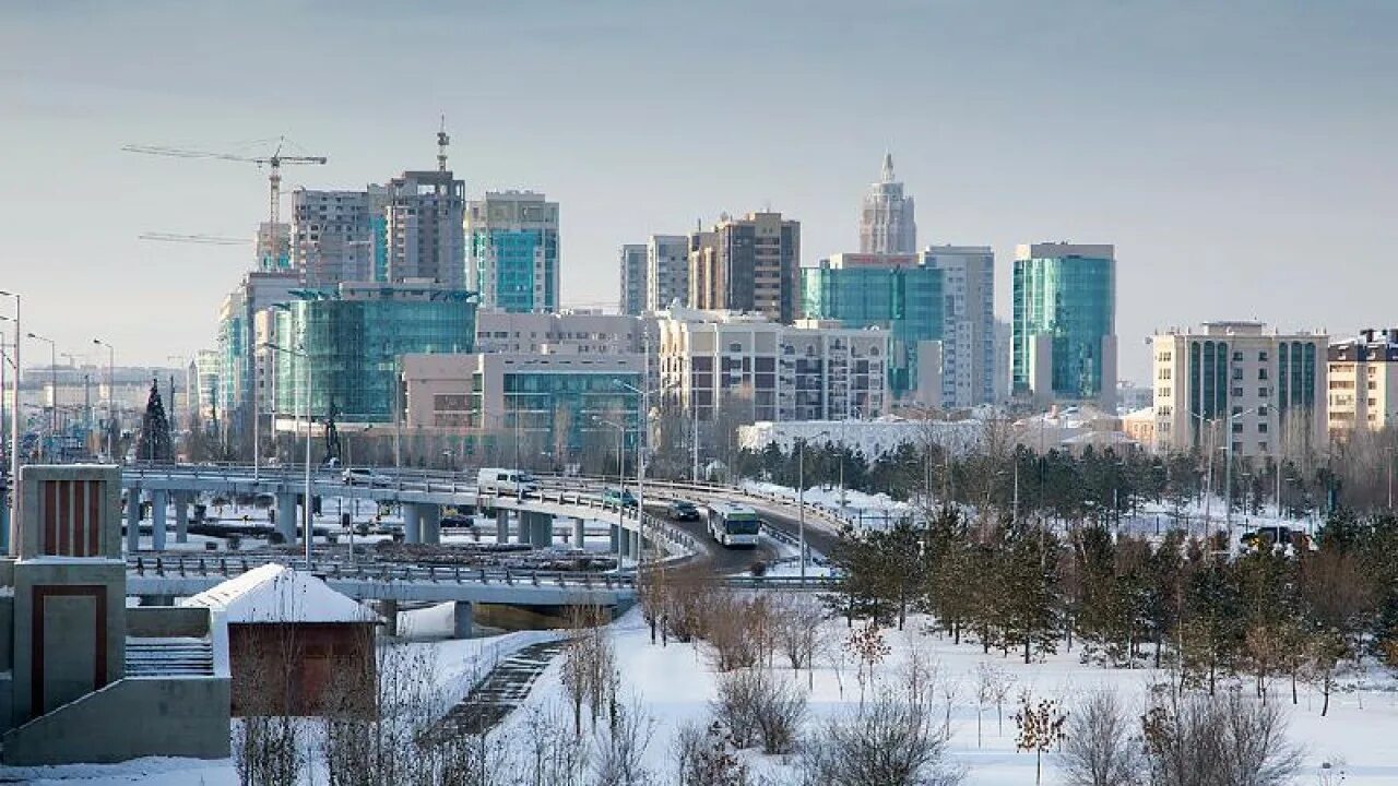 Астана куда можно сходить. Астана зима. Астана Старая площадь. Жастар Астана зимой. Астана где погулять зимой.