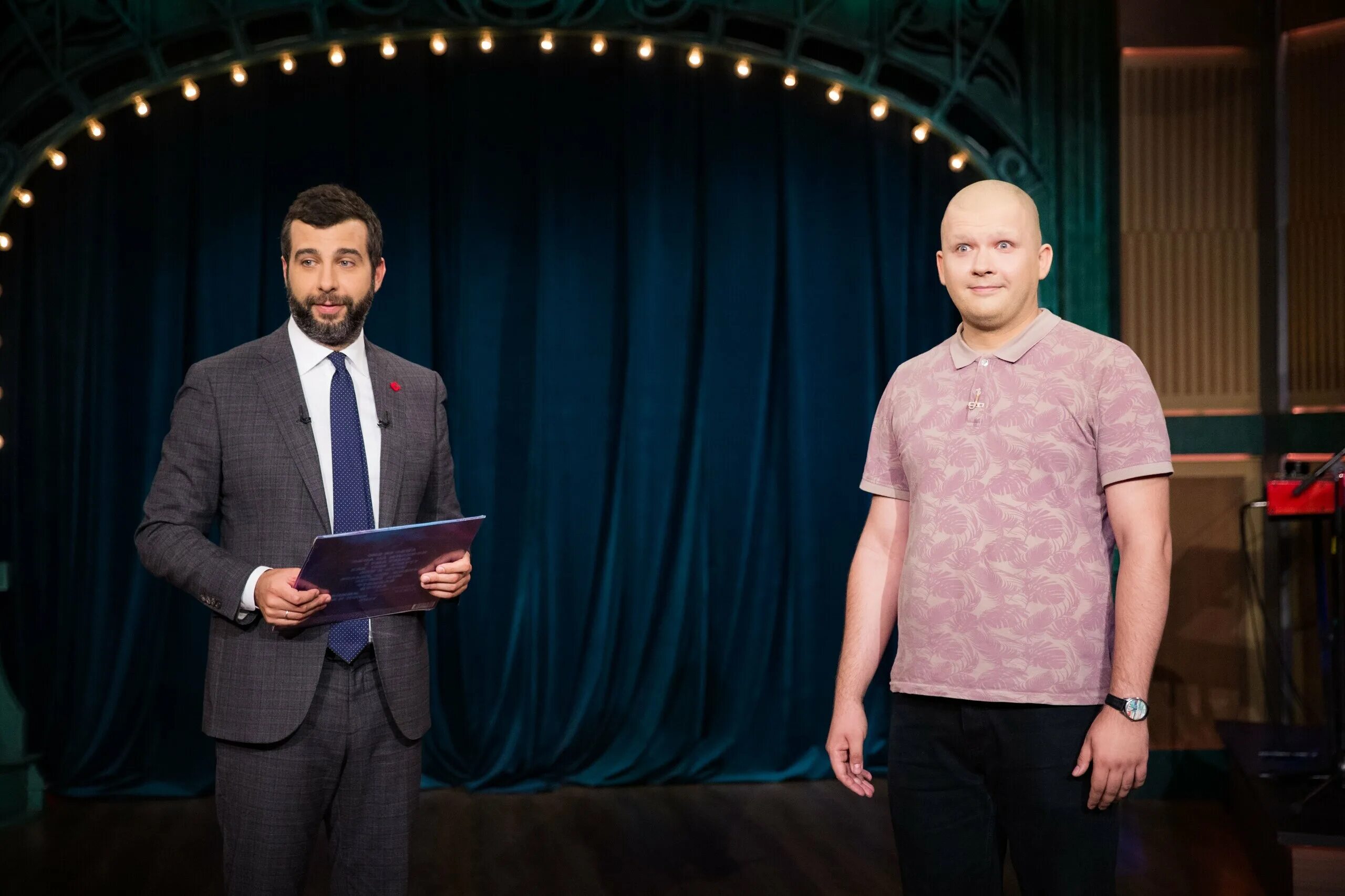 значок у урганта на пиджаке. вечерний ургант 2021 майков. маэстро евгений понасенков вечерний ургант. иван ургант вечерний ургант 2020. агутин ургант.