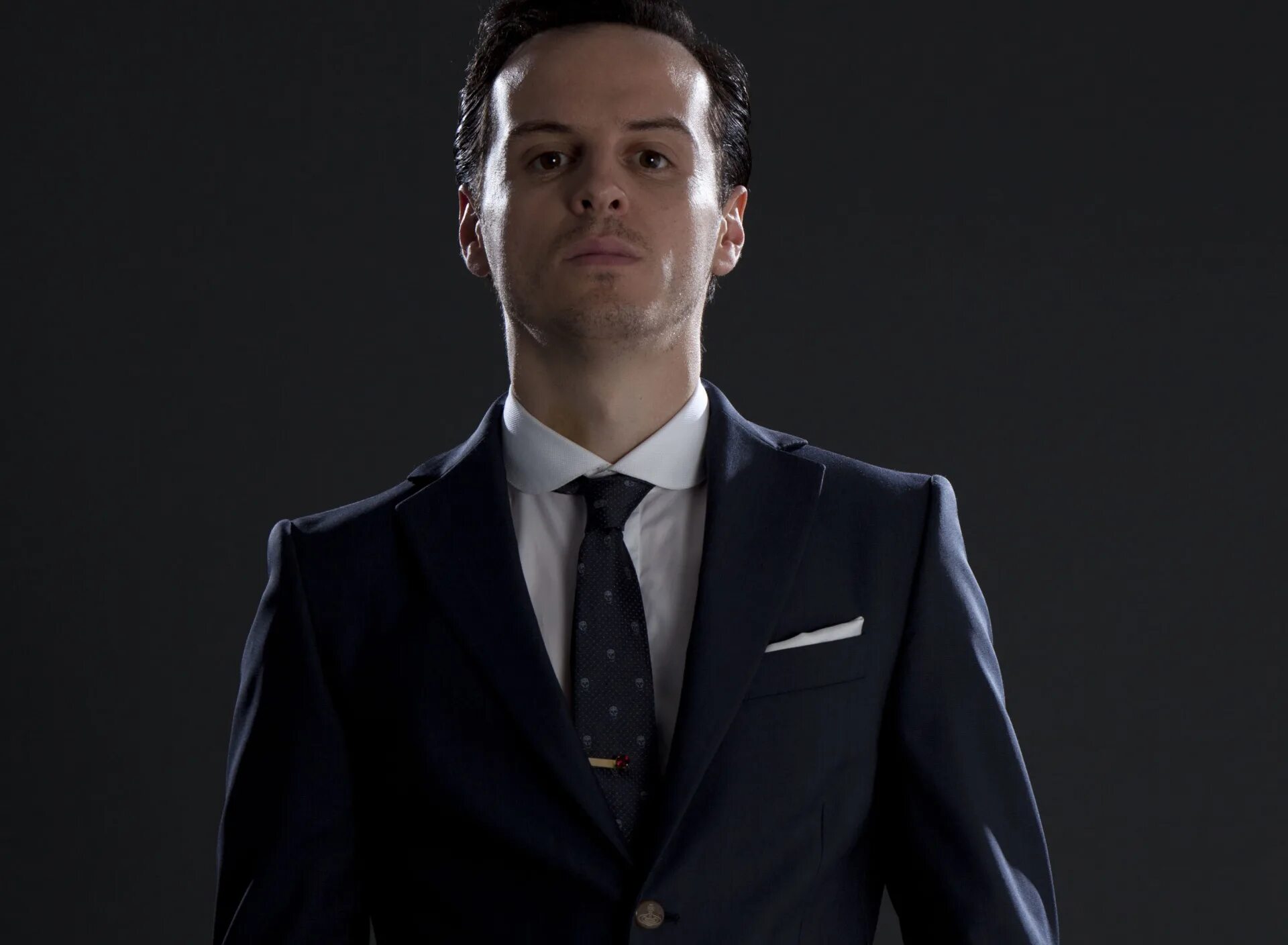 Эндрю скотт шерлок. Moriarty. Эндрю скотт профессор мориарти. Moriarty. Moriarty.