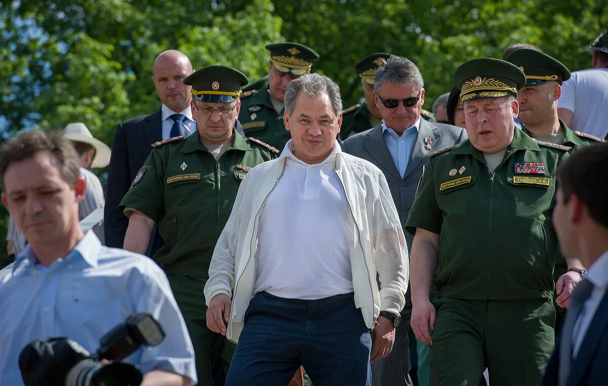 Министр обороны посетил воронеж 45. Шойгу сергей кужугетович 2022. Шойгу в таманской дивизии. Чуприян шойгу. Сергей кожугет шойгуевич.