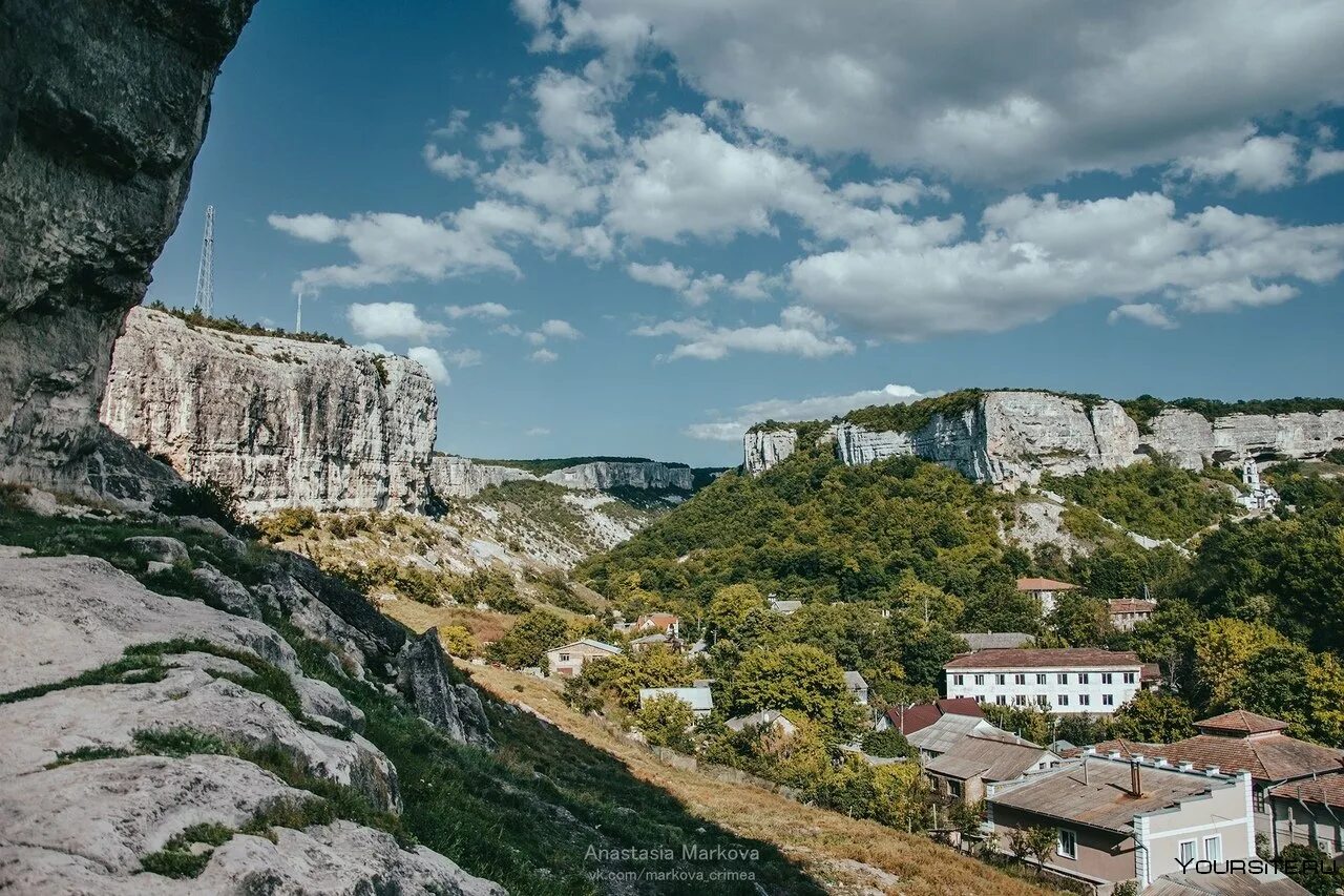 Поселок бахчисарай. Город бахчисарай крым. крымские горы бахчисарай. бахчисарай центр города. город в скале бахчисарай.