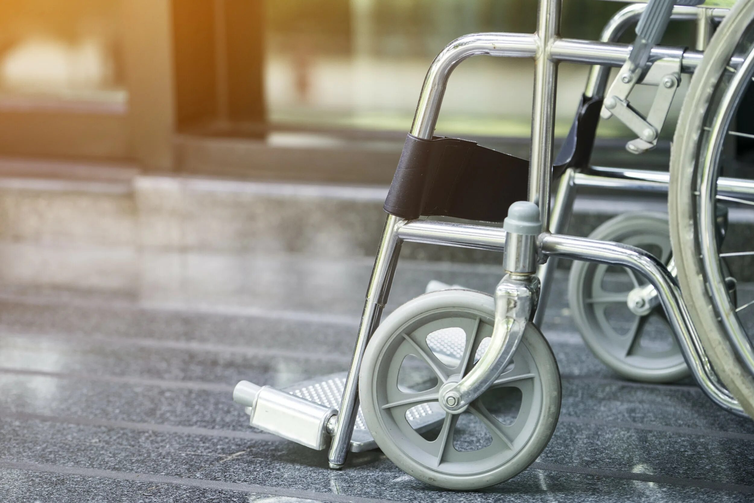 Где можно взять инвалидную коляску. Инвалидная коляска Стамо 401. Инвалидная коляска Альфа Комби. Сломанная коляска для инвалидов. Инвалидная коляска в больнице.