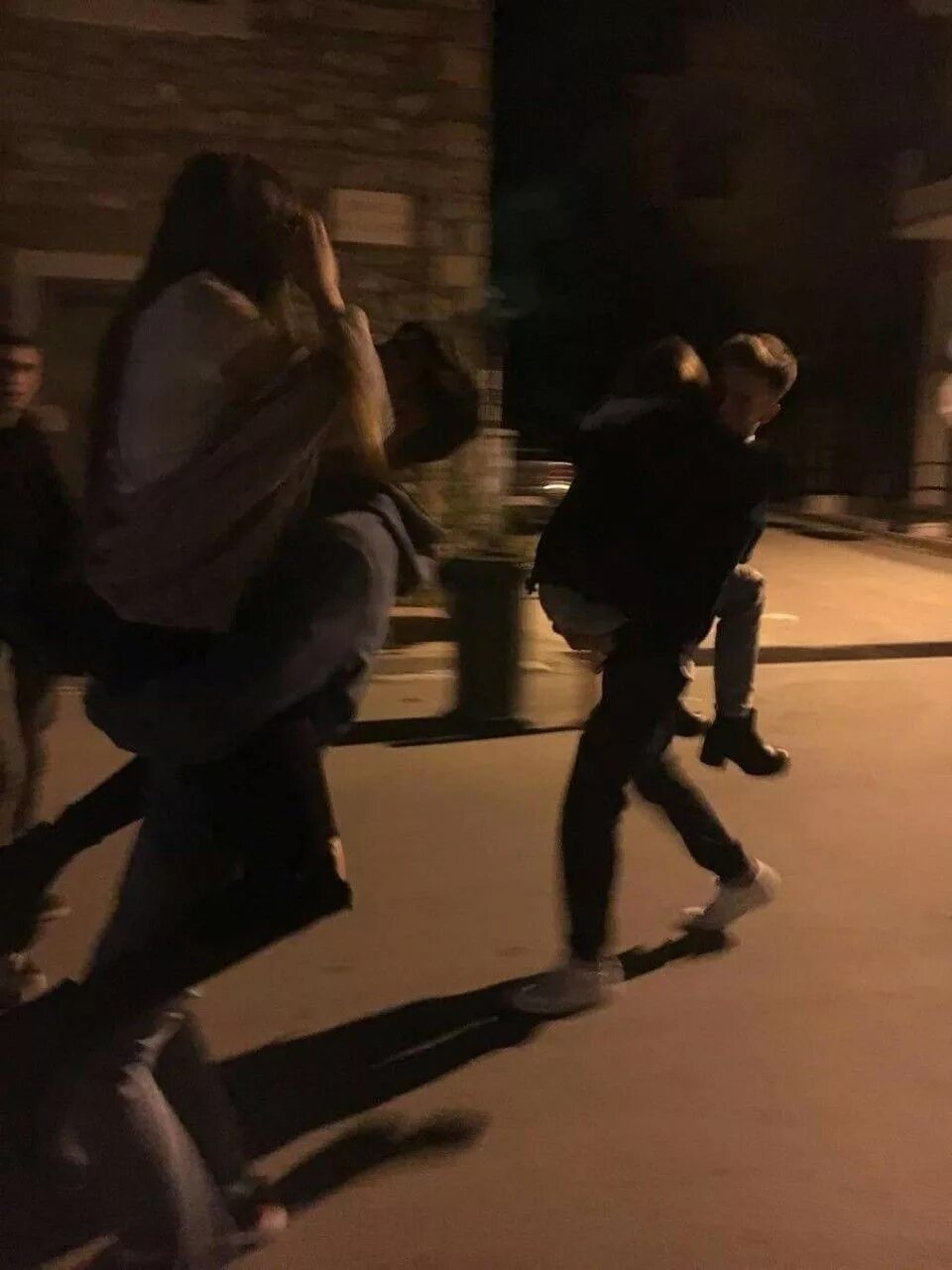 Пацаны с улиц. Парень гуляет ночью с друзьями. Два парня ночью на улице. Компания подростков ночью на улице. Парень гуляет ночью с друзьями.