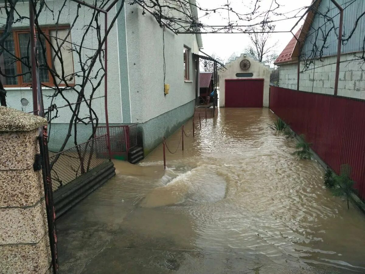 Подтопление домов. Затопленный дом. Наводнение в доме. Потоп в частном доме.