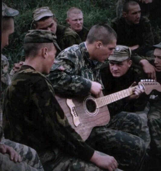 Армейская песня за что мы пьем. Армейский хит под гитару. Песни про армию под гитару. Розовый вечер армейская. Военная разведка под гитару.