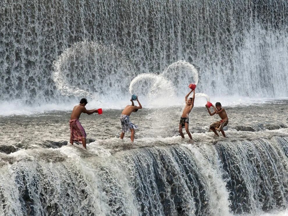 Водопад купаться. Купание в водопаде. Купаться в водопаде. Водопады Амазонии. Дети под водопадом.