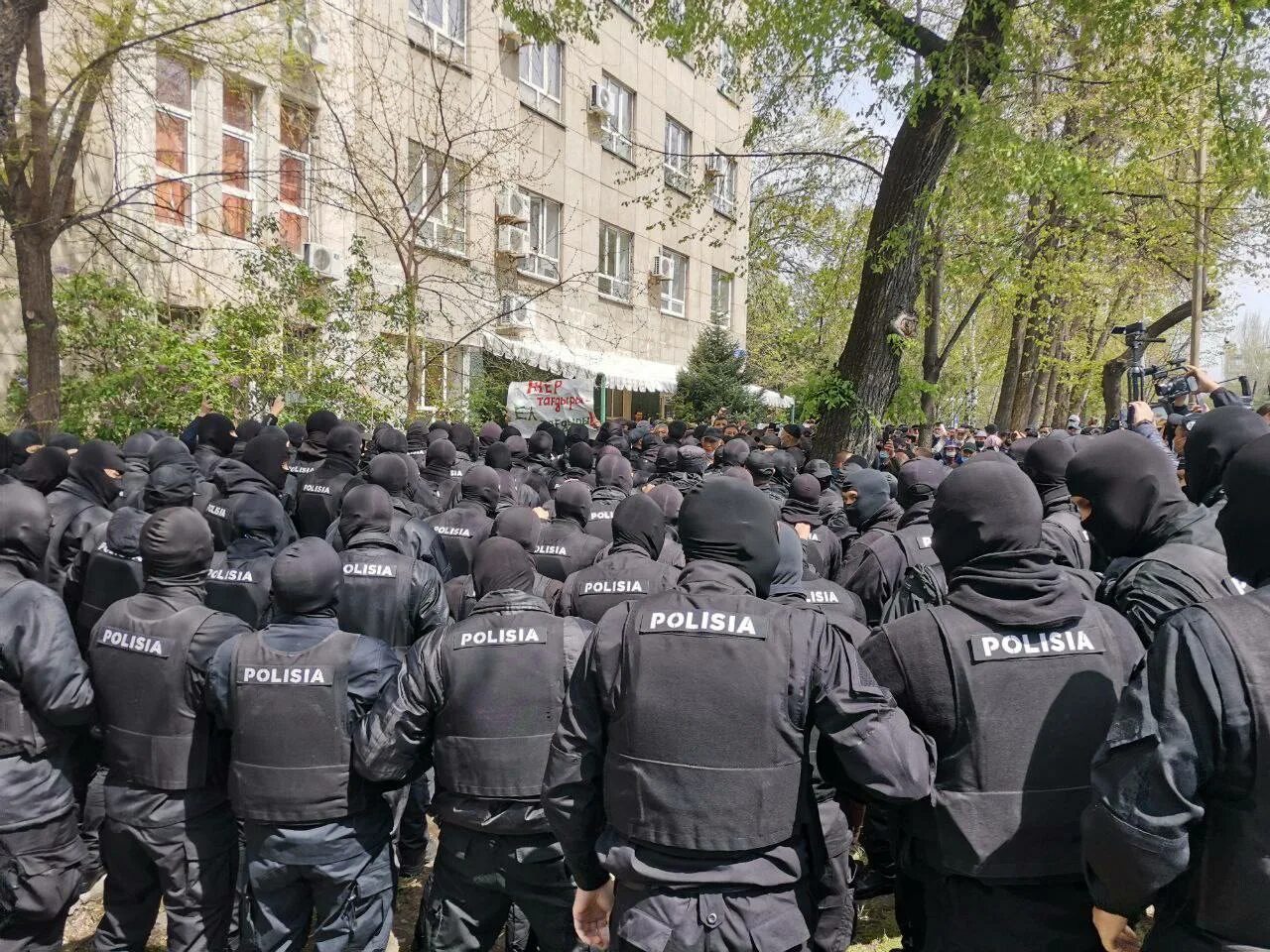 Почему шаман не был на митинге. Алматы протесты январь 2022. Митинги в Алматы 2022 ОМОН. Митинг 2017. Нацизм в Алматы 2022.