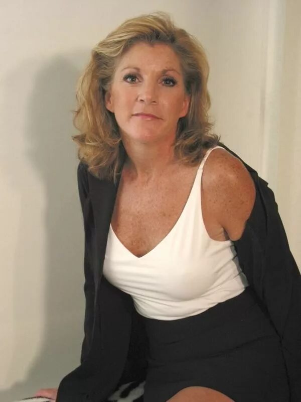 Moms overs 50. Grandma в платье. Мелани гилф нейлон. Darla крейн. Moms overs 50.