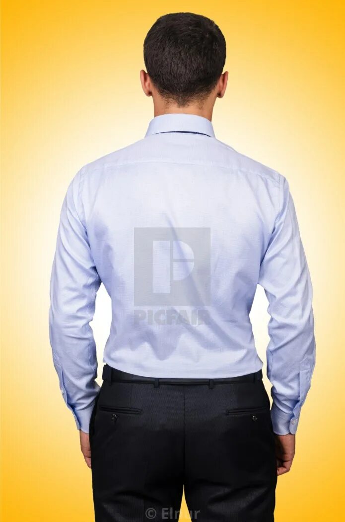 Приталенная рубашка сзади. Мужская белая рубашка. Мужская рубашка вид сзади. Мужчина в рубашке со спины. Мужчина врубашке спинйо.