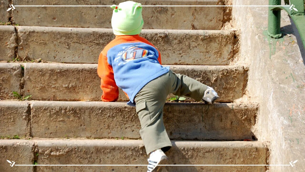 Мальчик поднимается по лестнице. Ступенька для детей. Ребенок идет по ступенькам. Лестница для детей. Карабкаться по лестнице.