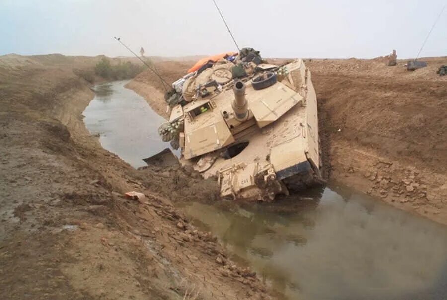 Танк утонул. Танк Абрамс в грязи. Танк НАТО В грязи. Утопленный танк. Перевернутый танк Абрамс.