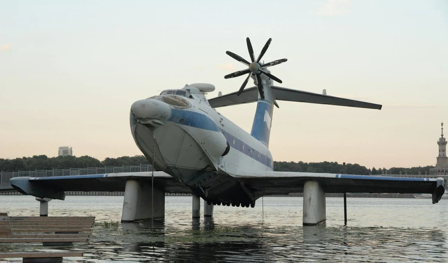 Экраноплан лунь каспийск. А-2000 экраноплан. Экранопланы лунь и орлёнок. Экраноплан алексеева каспийский. Ракетный корабль-экраноплан проекта 903 «лунь».