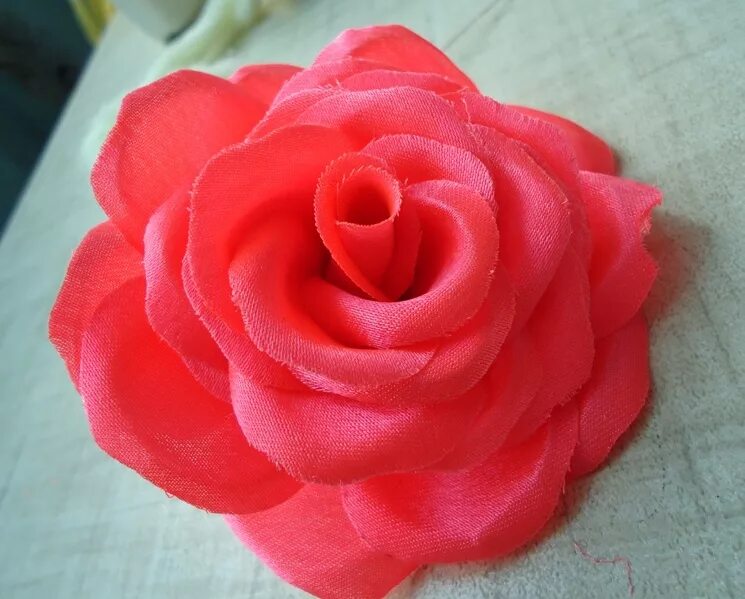 Розочка из ленты. Банты и розы из атласной ленты. Розочка из ткани. Роза из ткани. Рода из атласной ленты.