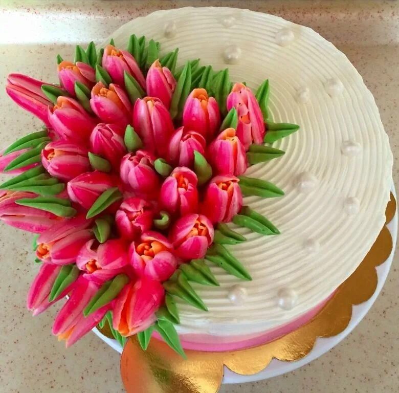 Торт с тюльпанами из крема. Украшение торта тюльпанами. Тюльпаны на торте из крема. Украшение торта тюльпанами. Торт с тюльпанами.
