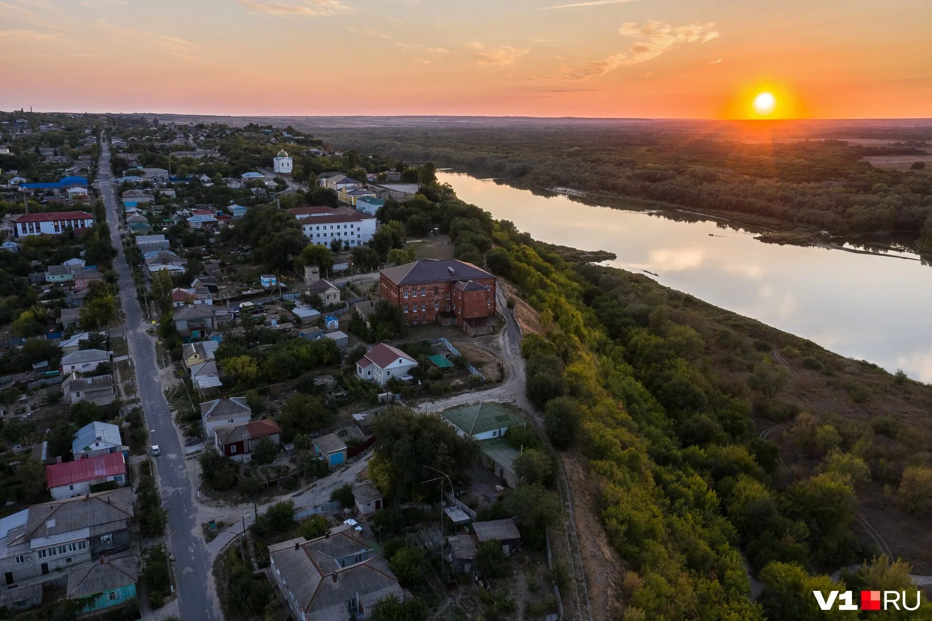 Волгоградская область краснодарский край. Город Серафимович Волгоградской. Серафимович (город) города Волгоградской области. Серафимович Волгоградская область Дон. Усть-Медведицкий Спасо-Преображенский монастырь.