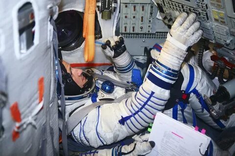 Космонавты станции мир